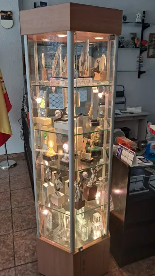 Vitrina expositor hexagonal cristal con luces.