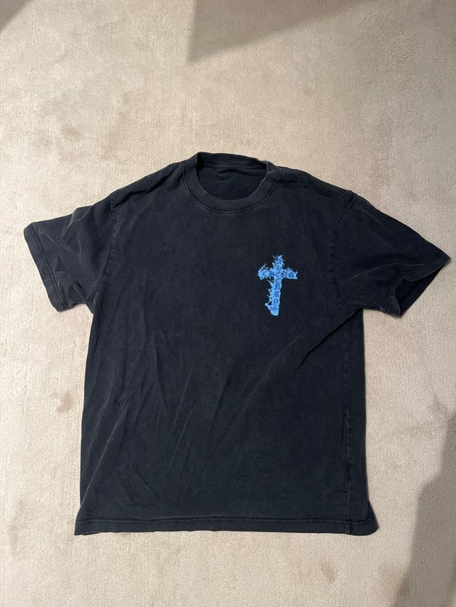 Camiseta negra con estampado de cruz