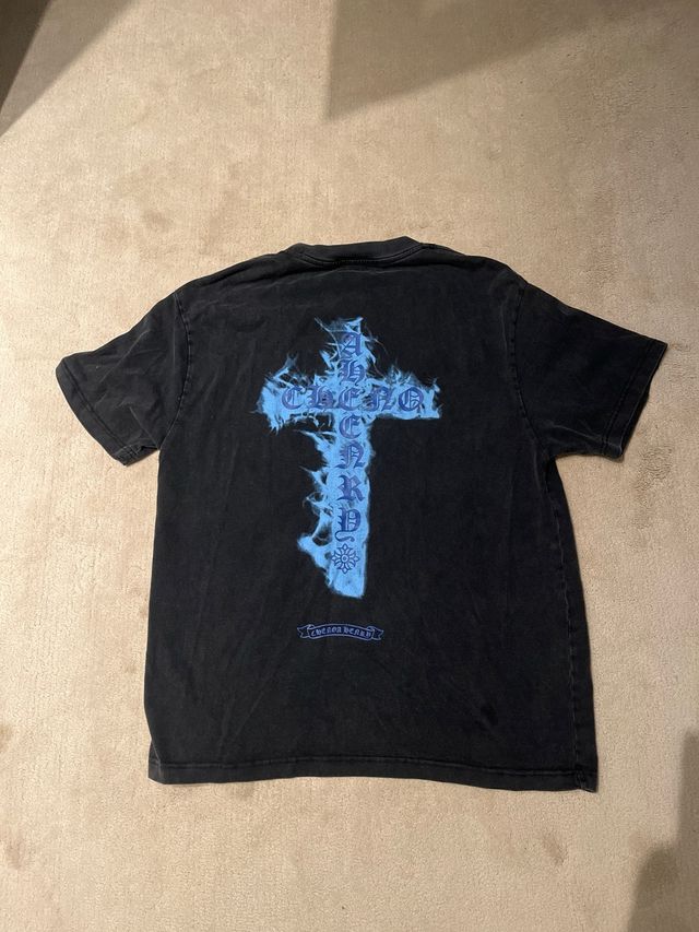 Camiseta negra con estampado de cruz