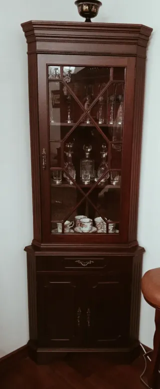 Mueble esquinero de madera y cristal