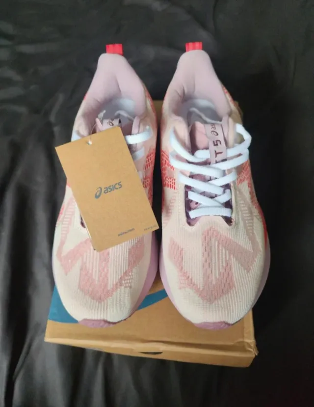 Asics Novablast 5 Beige/Rosa Talla X