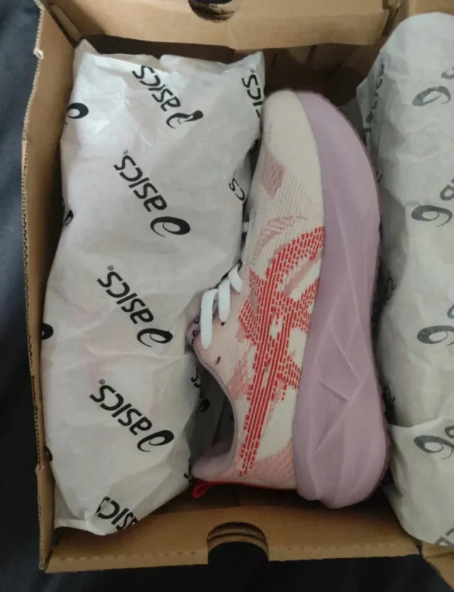 Asics Novablast 5 Beige/Rosa Talla X