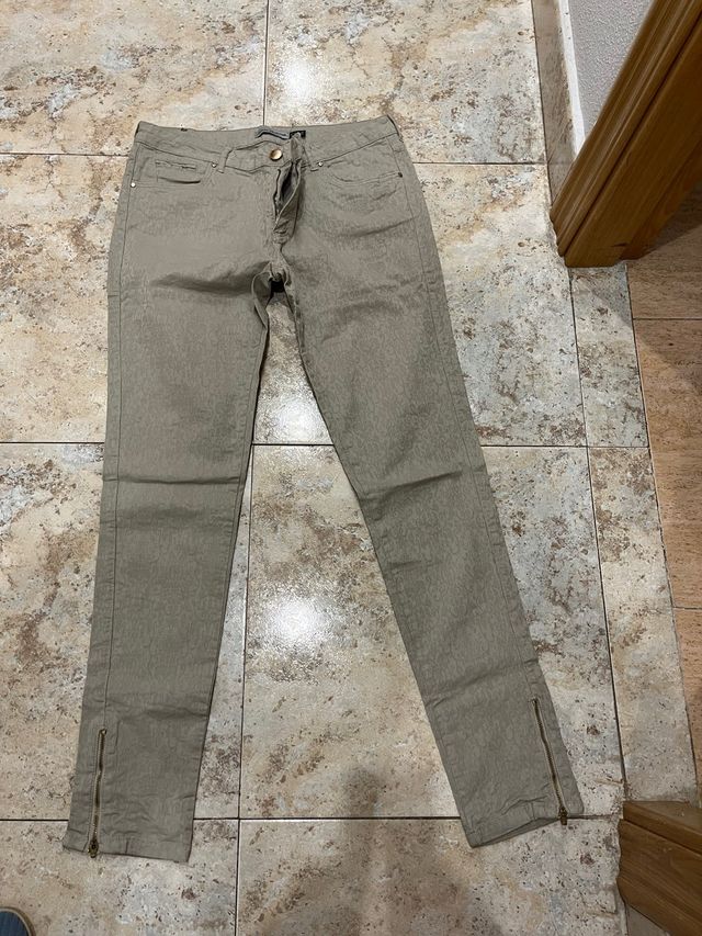 Pantalón juvenil estampado beige