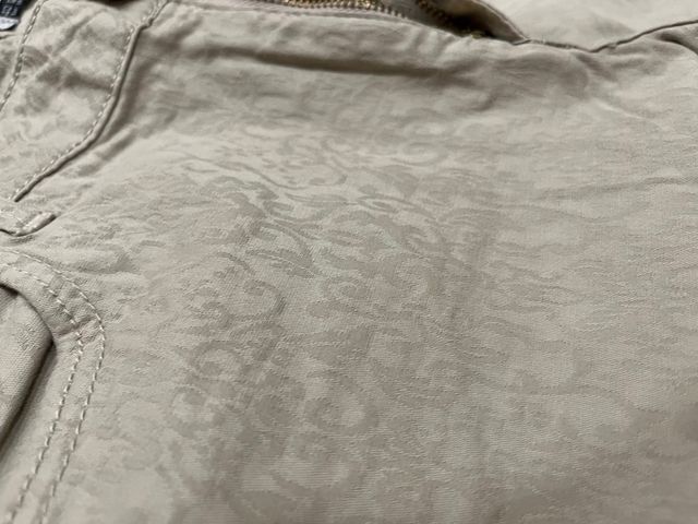 Pantalón juvenil estampado beige