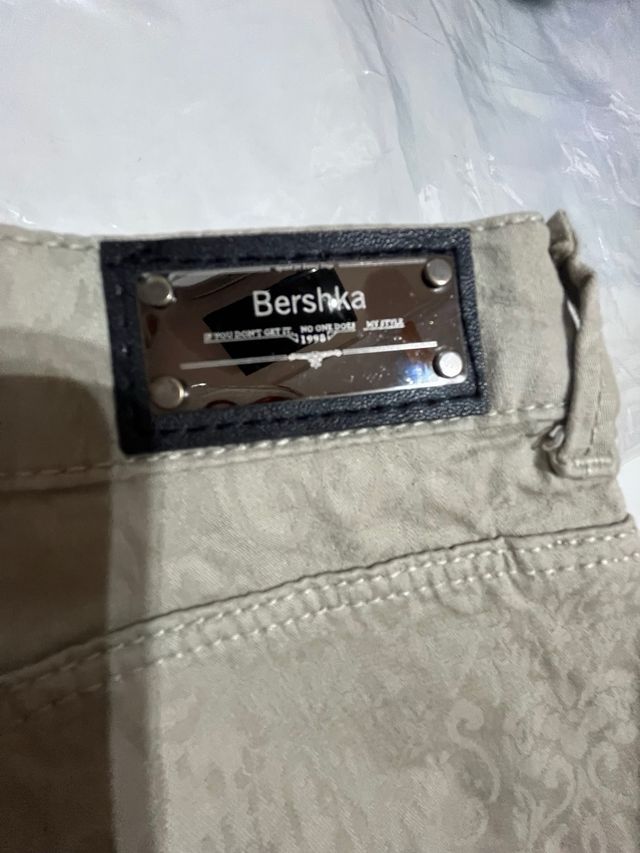 Pantalón juvenil estampado beige