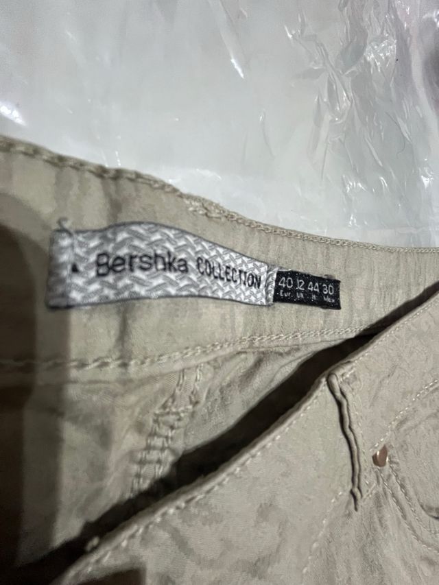 Pantalón juvenil estampado beige