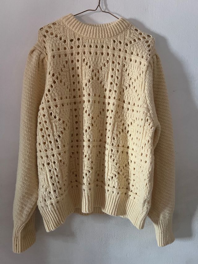 Jersey de punto amarillo con calados