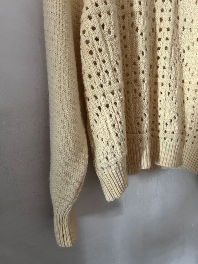 Jersey de punto amarillo con calados