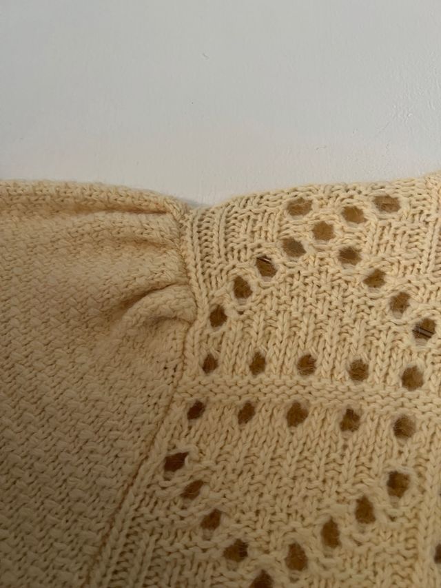 Jersey de punto amarillo con calados