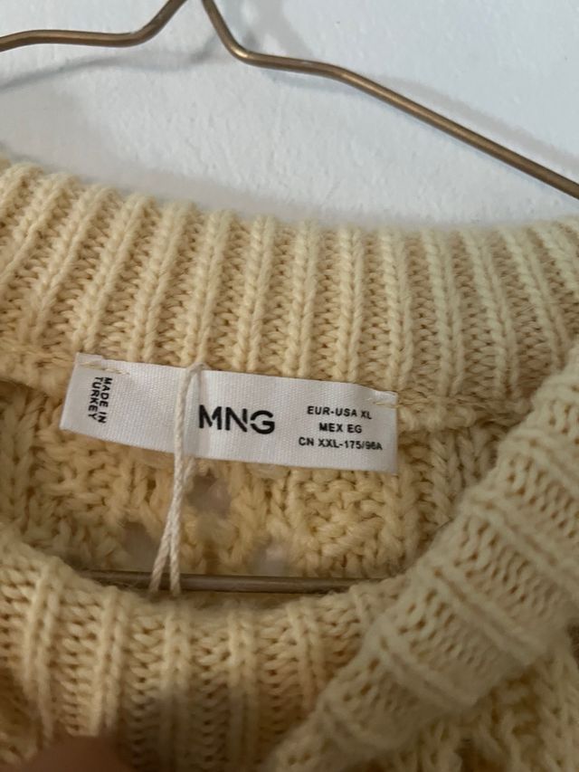 Jersey de punto amarillo con calados