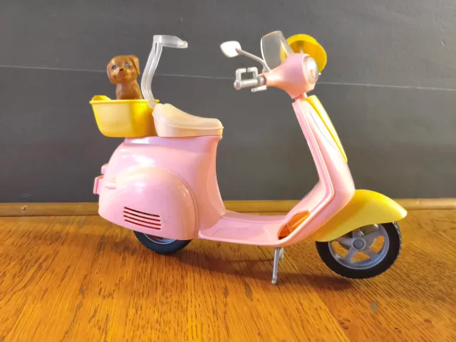 Vespa Barbie Rosa y Amarilla