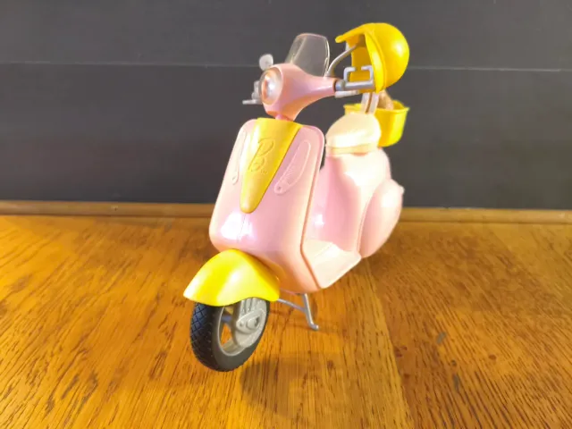 Vespa Barbie Rosa y Amarilla
