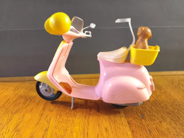 Vespa Barbie Rosa y Amarilla
