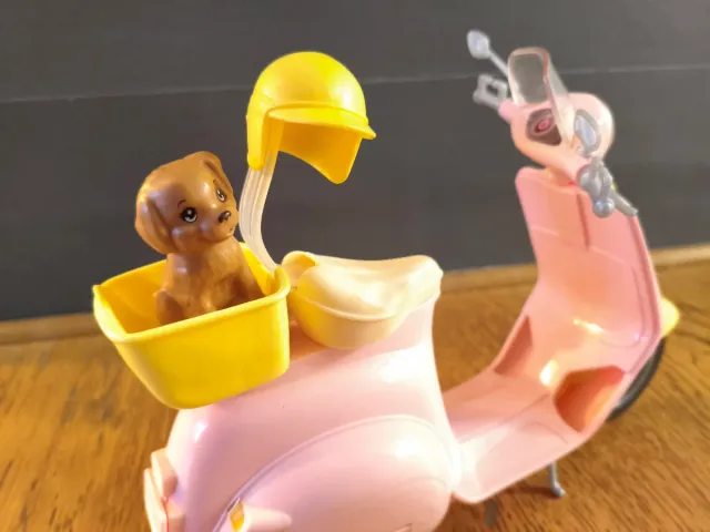 Vespa Barbie Rosa y Amarilla