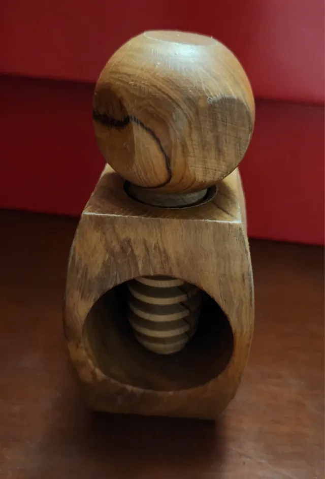 Cascanueces de madera artesanal