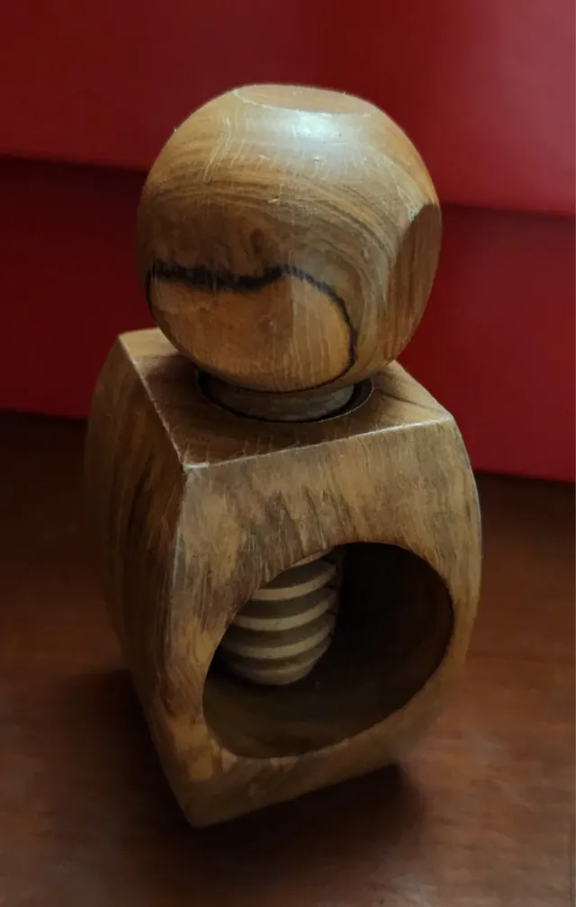 Cascanueces de madera artesanal