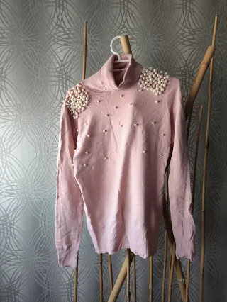 Jersey rosa cuello alto con perlas s
