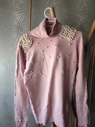 Jersey rosa cuello alto con perlas s