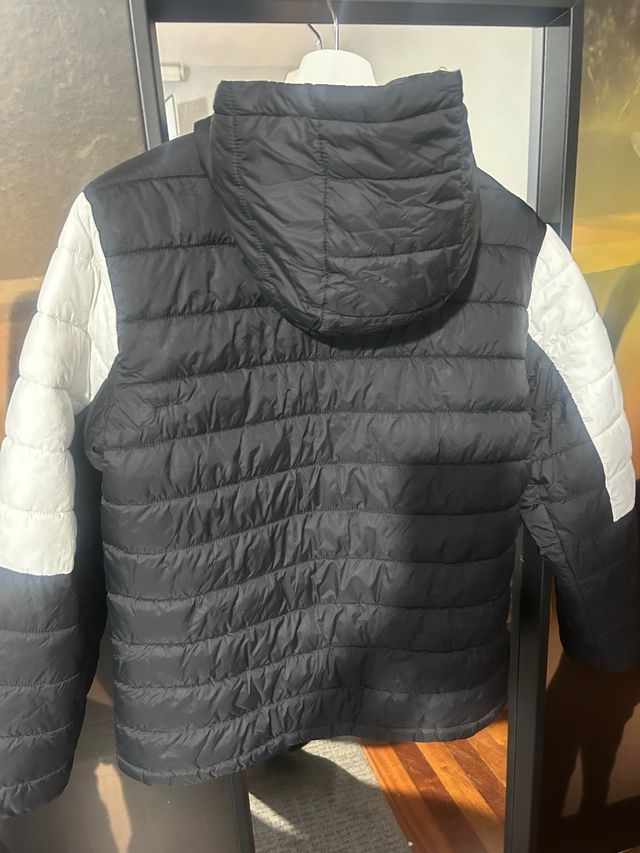 Plumífero McKenzie niño blanco y negro