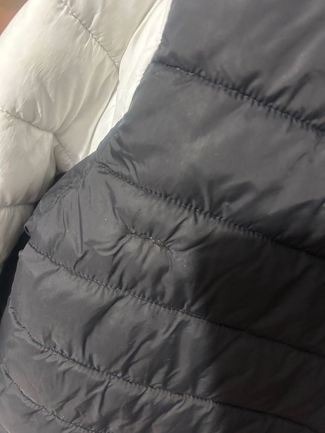 Plumífero McKenzie niño blanco y negro