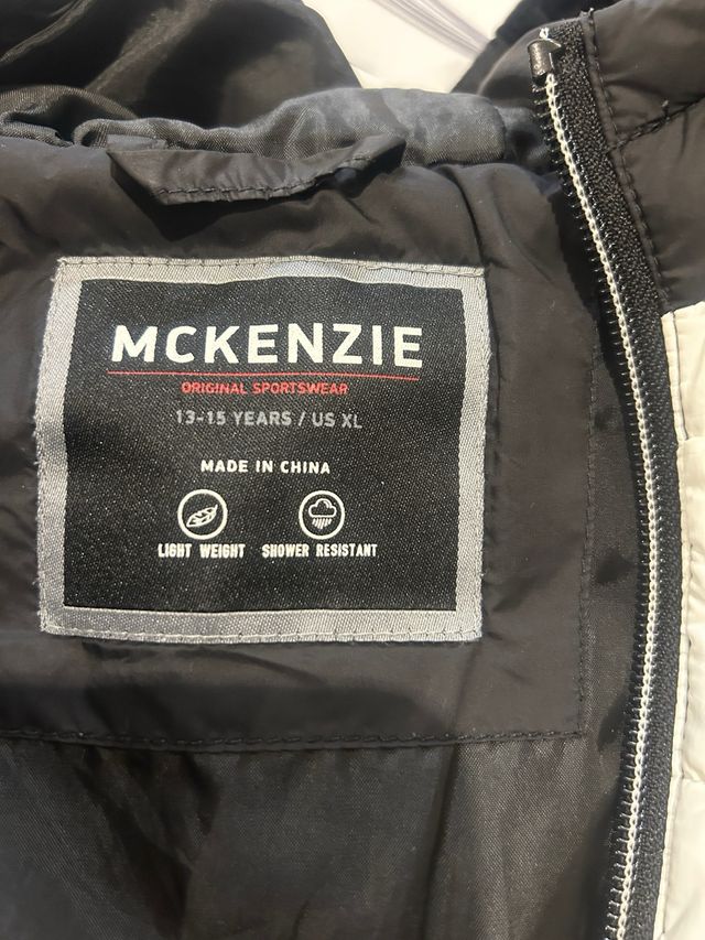 Plumífero McKenzie niño blanco y negro