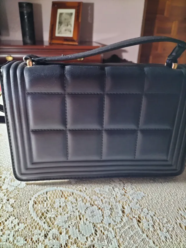 Bolso negro acolchado