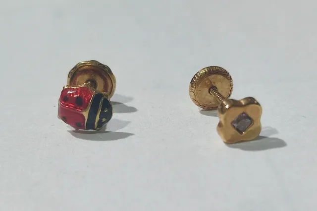 Pendientes oro bebé/piercing mariquita y flor