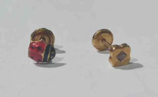 Pendientes oro bebé/piercing mariquita y flor