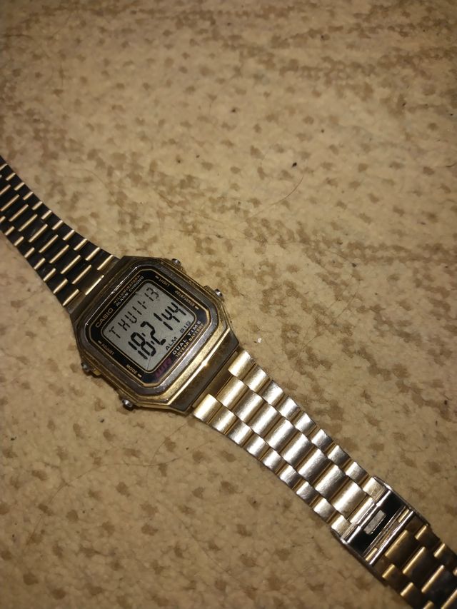 Reloj Casio Dorado y Plateado