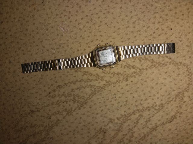 Reloj Casio Dorado y Plateado