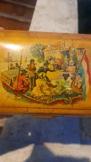 Scatola di latta vintage decorata