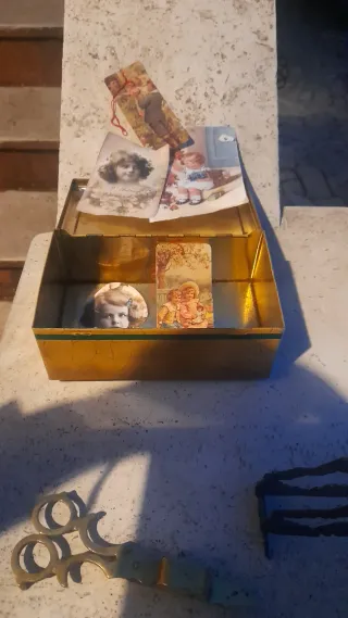 Scatola di latta vintage decorata