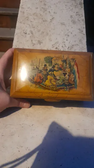 Scatola di latta vintage decorata