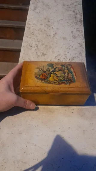 Scatola di latta vintage decorata