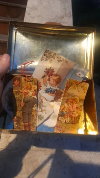 Scatola di latta vintage decorata