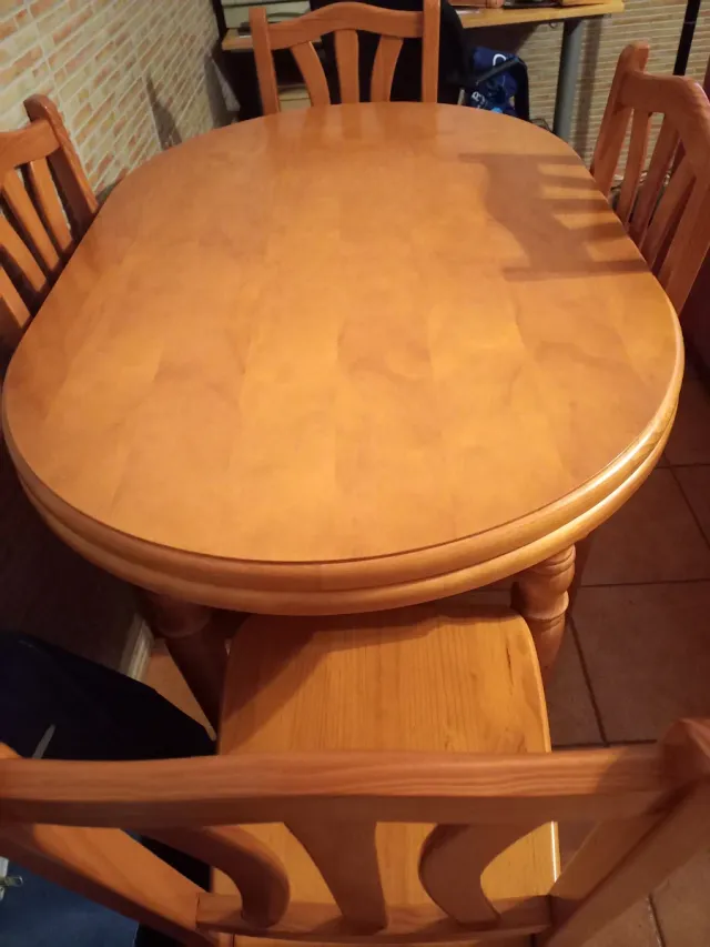 Mesa de comedor y 4 sillas de madera