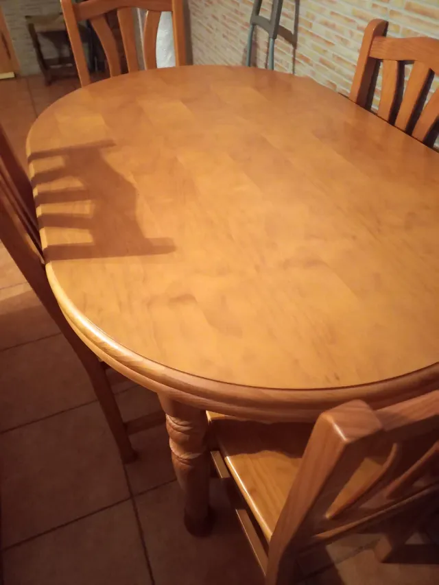 Mesa de comedor y 4 sillas de madera