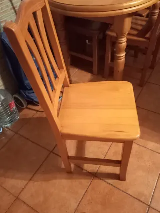 Mesa de comedor y 4 sillas de madera