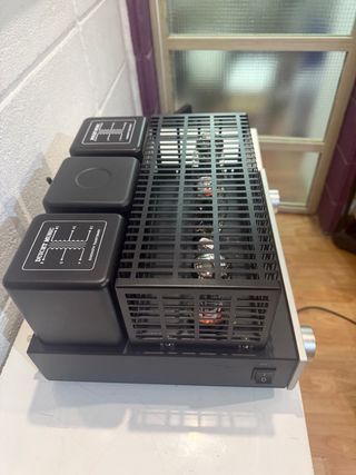 Amplificador de válvulas plateado y negro