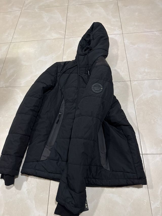 Chaqueta negra con capucha