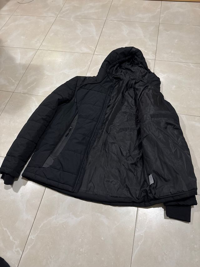 Chaqueta negra con capucha