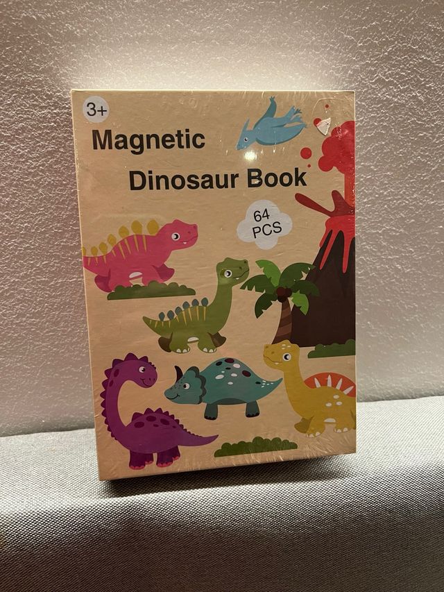 Cajita para juego de fichas y dinosaurios.