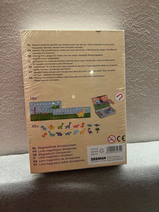 Cajita para juego de fichas y dinosaurios.