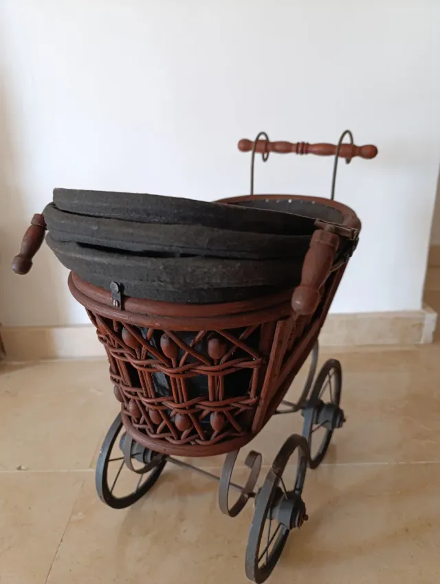 Cochecito de muñecas antiguo madera
