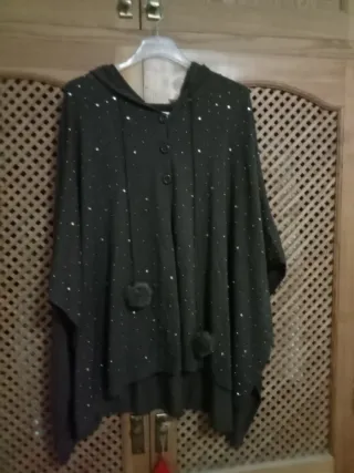 Poncho verde oliva con capucha y brillantes