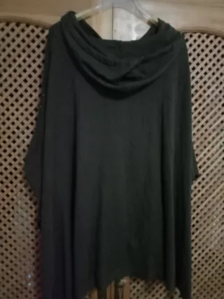 Poncho verde oliva con capucha y brillantes