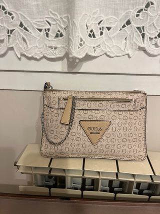 Bolso Guess bandolera o de mano beige