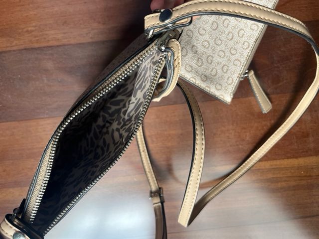 Bolso Guess bandolera o de mano beige