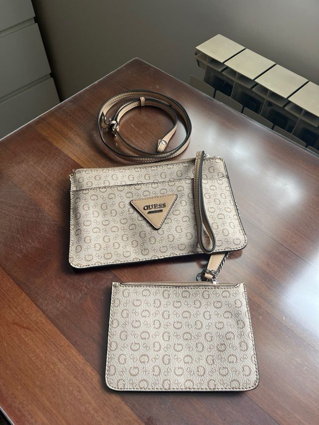 Bolso Guess bandolera o de mano beige