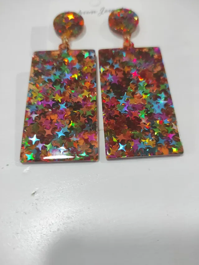 Pendientes rectangulares con estrellas multicolor